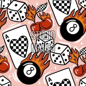 Puede incluir: Patrón repetitivo con dados, naipes, cerezas y una bola ocho en llamas sobre un fondo rosa claro. El diseño incluye el texto "STUDIO MALEO". El estilo es retro y vintage.