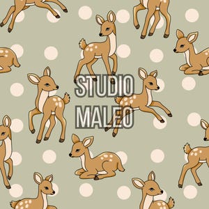 Peut inclure: Un motif répétitif représentant des faons de dessin animé dans diverses positions, debout ou couchés, sur un fond vert sauge avec des pois crème. Le texte STUDIO MALEO est superposé au centre dans une police de caractères grasse.