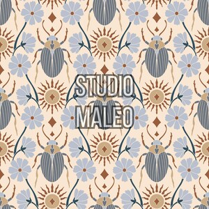 Peut inclure: Motif répété avec des scarabées stylisés, des fleurs et des soleils dans des tons de bleu, marron et beige. Le texte "STUDIO MALEO" est superposé au motif. L'ensemble a un aspect vintage et art déco.