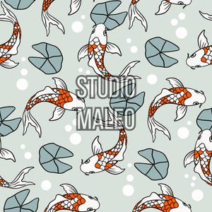 Puede incluir: Patrón sin costuras con peces koi con escamas naranjas y blancas, hojas de nenúfar y burbujas sobre un fondo azul claro. El texto "STUDIO MALEO" está superpuesto al diseño.