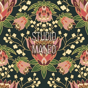 Peut inclure: Motif floral continu avec des fleurs roses, bordeaux et dorées sur fond vert foncé. Le motif intègre le texte "STUDIO MALEO" en blanc. Idéal pour les textiles ou le papier peint.