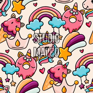 Peut inclure: Motif répétitif avec des licornes, des arcs-en-ciel, des beignets, des cornets de crème glacée, des couronnes et des étoiles. Les couleurs sont le rose, l'orange, le jaune, le bleu et le violet sur fond crème. Le texte "STUDIO MATEO" est également présent.