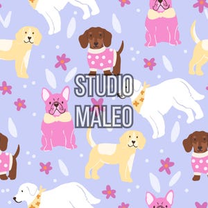 Peut inclure: Motif répété de différentes races de chiens aux couleurs variées, dont le jaune, le marron et le blanc, sur un fond violet clair. Certains chiens portent des pulls roses à pois blancs. Des fleurs roses et des points blancs parsèment le motif. Le texte "STUDIO MALEO" est superposé.