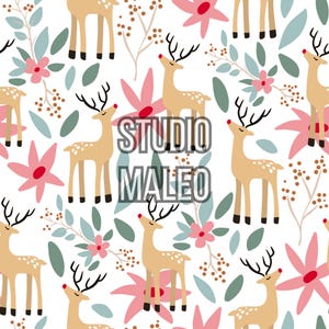 Peut inclure: Motif répété avec des cerfs beiges, des bois noirs et des nez rouges, entremêlés de fleurs roses, de feuilles bleu-vert et de brins sur fond blanc. Le texte "STUDIO MALEO" est superposé au motif.