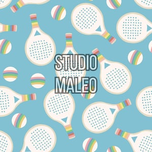 Peut inclure: Motif répétitif sur fond bleu clair avec des raquettes de tennis blanches à manches rayées arc-en-ciel et de petites balles aux couleurs de l'arc-en-ciel. Le texte "STUDIO MALEO" est au centre. Idéal pour les produits sur le thème du sport.