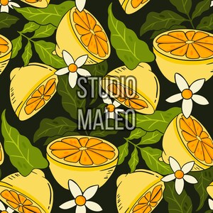 Peut inclure: Motif répété de citrons coupés avec des segments oranges, des fleurs blanches et des feuilles vertes sur fond sombre. Le texte "STUDIO MALEO" est visible. Parfait pour tissus, papiers peints ou applications décoratives. Design frais et estival.