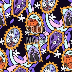 Peut inclure: Un motif répétitif avec des illustrations sur le thème d'Halloween. Le design comprend des citrouilles oranges, des fantômes, des champignons et des cercueils, sur un fond sombre. Le texte "STUDIO MALEO" est également présent. La palette de couleurs comprend l'orange, le violet, le bleu et le blanc.