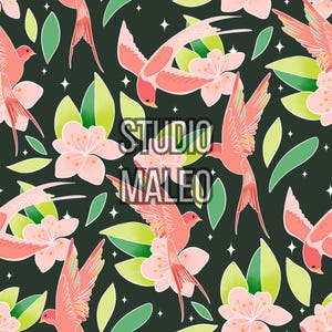 Peut inclure: Motif répété avec des oiseaux roses, des fleurs et des feuilles vertes sur fond vert foncé. Les oiseaux ont des ailes détaillées et de longues queues. Les fleurs sont rose clair avec des centres blancs. Le texte "STUDIO MALEO" est au centre.