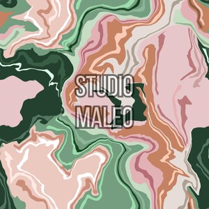 Peut inclure: Œuvre d'art numérique abstraite avec un effet marbré. Le motif présente des motifs tourbillonnants dans des tons de vert, de rose, de marron et de blanc. Le texte "STUDIO MALEO" est superposé au motif en blanc.