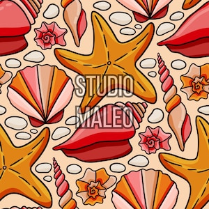 Peut inclure: Motif sans couture avec divers coquillages, étoiles de mer et galets dans des tons orange, rouge et rose sur fond beige. Le texte "STUDIO MALEO" est visible. Parfait pour les produits sur le thème de la plage.