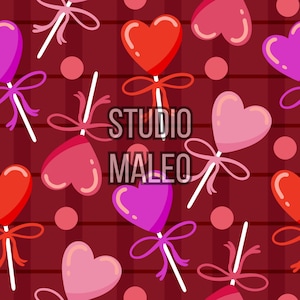 Peut inclure: Motif répété de sucettes en forme de cœur dans des tons de rouge, rose et violet, chacune avec un bâton blanc et un ruban rose. Le fond est rouge foncé avec des rayures verticales et des pois roses. Le texte "STUDIO MALEO" est superposé.