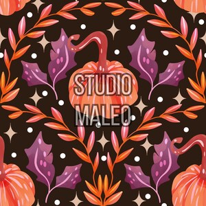 Peut inclure: Motif répété avec des citrouilles orange, des feuilles violettes et un feuillage orange et rouge sur fond marron foncé. Des points blancs et des étoiles remplissent les espaces entre les feuilles et les citrouilles. Le texte "STUDIO MALEO" est imprimé sur les citrouilles.