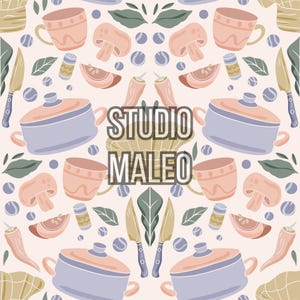 Peut inclure: Motif répété avec des illustrations sur le thème de la cuisine. Le motif comprend des casseroles bleu clair, des tasses pêche, des champignons, des tomates, des poivrons et des couteaux. Le texte "STUDIO MALEO" est superposé au motif.
