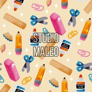 Peut inclure: Un motif sans couture représentant divers fournitures scolaires, notamment des ciseaux, des bâtonnets de colle, des crayons, des gommes, des règles et des trombones. Le fond est jaune clair avec des étoiles blanches. Le texte "Studio Maleo" est au centre du motif.