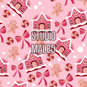 Peut inclure: Motif rose sans couture avec des maisons en pain d'épices, des bonhommes en pain d'épices, des nœuds et des bonbons. Le texte "STUDIO MALEO" est superposé. Les éléments sont roses et rouges, avec des accents blancs, thème de vacances.