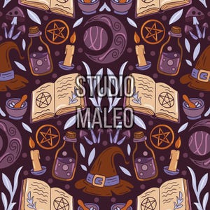 Peut inclure: Motif répété avec des illustrations sur le thème de la sorcellerie, comprenant un chapeau de sorcière marron, des livres de sorts, des fioles de potion, des bougies et des croissants de lune. Le motif comprend le texte "STUDIO MALEO" en blanc sur fond violet foncé.