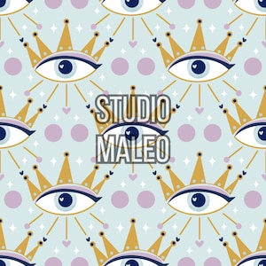 Peut inclure: Motif répété d'yeux stylisés avec des couronnes dorées, des rayons de soleil et de petits cœurs et points sur fond bleu clair. Le texte "STUDIO MALEO" est superposé. Thème fantaisiste et décoratif.