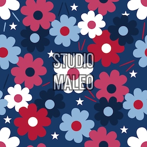 Peut inclure: Motif floral sans couture avec des fleurs rouges, blanches et bleues sur fond bleu marine. Le motif comprend des étoiles et le texte "STUDIO MALEO". Idéal pour le tissu ou le papier peint.