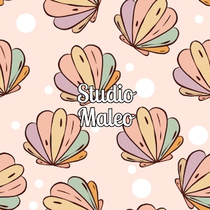 Peut inclure: Un motif sans couture représentant des coquillages de couleur pastel sur un fond rose clair avec des pois blancs. Le texte "Studio Malleo" est centré sur le motif.