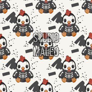 Peut inclure: Un motif répétitif sur fond blanc représentant des poulets de dessin animé avec des corps noirs, des imprimés de cage thoracique squelettique blanche, des crêtes rouges et des becs et pattes orange. Le texte STUDIO MALEO est centré en blanc.