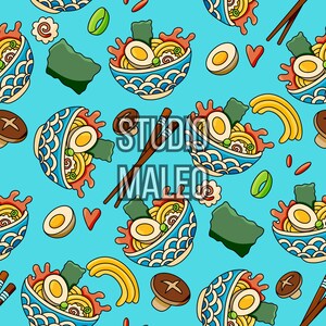 Peut inclure: Un motif répétitif sur fond cyan vif représentant des bols de ramen en dessin animé avec des motifs de vagues bleues, des nouilles, des œufs coupés en deux, des algues, des champignons et des baguettes. Le texte STUDIO MALEO est centré en blanc.