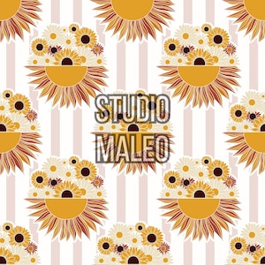 Peut inclure: Motif répété de tournesols et de marguerites stylisés en jaune, marron et blanc. Le motif comprend le texte "STUDIO MALEO" et est placé sur un fond de rayures verticales roses et blanches.