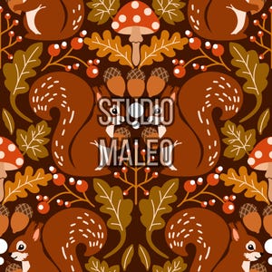 Peut inclure: Un motif répétitif sur fond marron foncé représentant des écureuils bruns, des champignons rouges à pois blancs, des glands orange et des feuilles de chêne avec des baies rouges. Le texte STUDIO MALEO est centré en lettres blanches sur le motif.