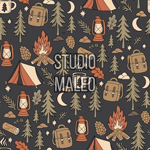 Peut inclure: Un motif répétitif gris foncé avec des éléments de camping : sacs à dos marron, tentes orange, lanternes, feux de camp, sapins, pommes de pin, feuilles de chêne, croissants de lune et étoiles. Le texte STUDIO MALEO est centré en blanc.