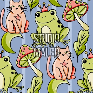 Peut inclure: Motif répétitif avec des chats, des grenouilles et des champignons de dessin animé sur un fond bleu à rayures. Les chats roses ont des étoiles, les grenouilles sont vertes avec des couronnes, et les champignons ont des chapeaux rouges à pois jaunes. Le texte "STUDIO MALEO" est présent.