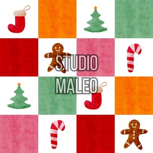 Peut inclure: Un motif sur le thème de Noël avec une grille de carrés colorés. Le design comprend des illustrations à l'aquarelle d'une chaussette rouge, de sapins verts, de bonhommes en pain d'épices et de cannes en sucre. Le texte "STUDIO MALEO" est superposé.