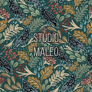 Peut inclure: Un motif de tissu bleu sarcelle foncé représentant des oiseaux noirs perchés parmi des grappes de baies rouges, des feuilles de chêne beige et du feuillage vert. Le texte STUDIO MALEO est imprimé au centre en police grasse sur l'illustration.