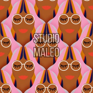 Peut inclure: Motif répété de visages stylisés avec des yeux fermés, des lunettes rondes blanches et des lèvres rouges. Les visages ont une peau brune, des cheveux roses avec des reflets arc-en-ciel. Le texte "STUDIO MALEO" est superposé à l'image.
