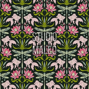 Peut inclure: Motif répété avec des poissons rouges roses, des fleurs de lotus et des libellules sur fond sombre. Le motif comprend des accents verts et gris, avec le texte "STUDIO MALEO" en blanc.