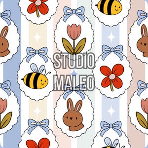 Peut inclure: Motif répétitif d'ovales blancs festonnés avec des nœuds bleu clair. Chaque ovale contient un graphisme sur le thème du printemps, comme une abeille, un lapin et des fleurs. Le fond présente des rayures verticales aux couleurs pastel. Le texte "STUDIO MALEO" est visible.