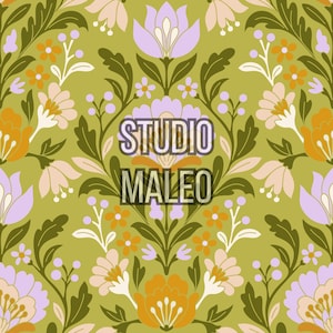 Peut inclure: Un motif floral répétitif sur fond vert olive avec des fleurs stylisées violet clair, orange et crème, accompagnées de feuilles et de tiges vert foncé. Le texte STUDIO MALEO est centré au milieu dans une police sans empattement.