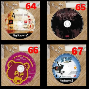 Op de afbeelding: Vier PlayStation 2-videogamedisks. Titels zijn onder meer "Resident Evil", "Kanye West - The College Dropout" en "Sly Cooper". De schijven zijn gerangschikt op een houten oppervlak met Scrabble-tegels en een witte plank op de achtergrond.