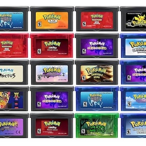 Op de afbeelding: Een verzameling van twintig rechthoekige videospelcartridges voor een handheld-console, met diverse Pok&eacute;mon-titels op kleurrijke labels, inclusief rode, blauwe, groene en zwarte plastic behuizingen, elk gemarkeerd met een E-beoordelingssymbool.