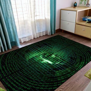 Peut inclure: Un tapis de sol noir et vert avec un motif tourbillonnant de code binaire. Le code est vert et blanc, et le fond est noir.