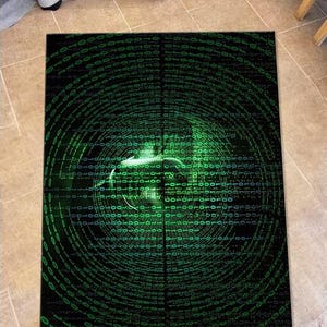 Peut inclure: Un tapis noir et vert avec un motif tourbillonnant de code binaire. Le code est dans un sch&eacute;ma de couleurs vert et bleu et cr&eacute;e un motif circulaire.