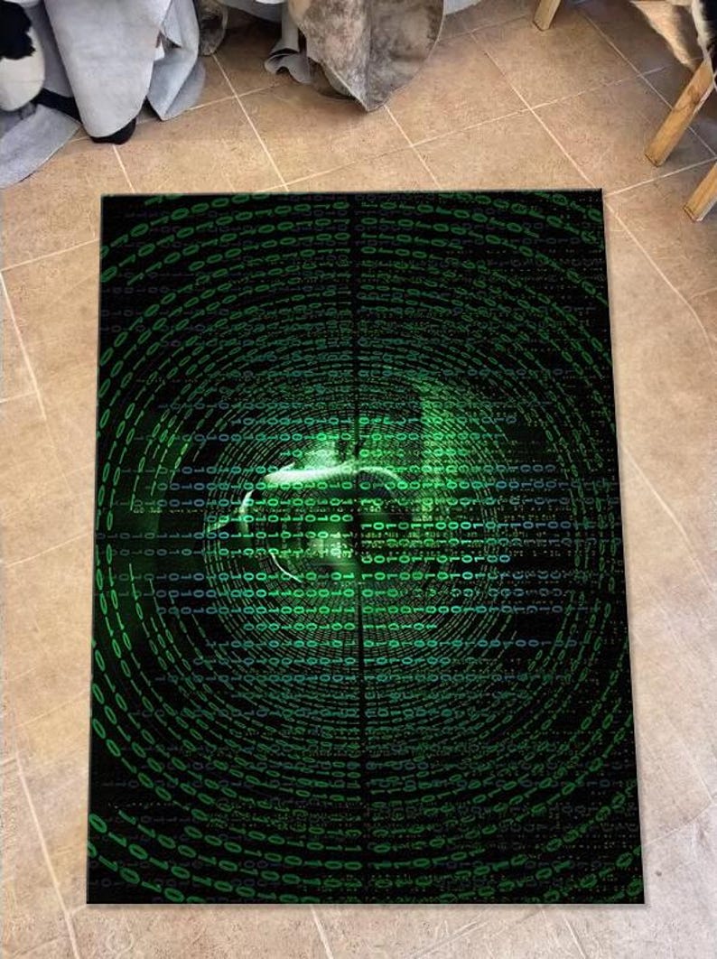 Peut inclure: Un tapis noir et vert avec un motif tourbillonnant de code binaire. Le code est dans un sch&eacute;ma de couleurs vert et bleu et cr&eacute;e un motif circulaire.