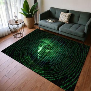 Peut inclure: Un tapis noir et vert avec un motif tourbillonnant de code binaire. Le tapis a une lueur verte et bleue au centre.