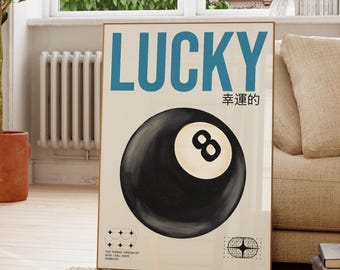 Może przedstawiać: Plakat z napisem "LUCKY" w niebieskim kolorze i chińskimi znakami oznaczającymi "szczęście" w mniejszym rozmiarze poniżej. Czarno-biała ilustracja biliardowej kuli z numerem 8 w środku plakatu.