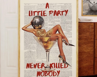Peut inclure: Une affiche encadrée représentant une femme dans un verre à martini avec une tête en boule à facettes. Le texte rouge dit « A LITTLE PARTY NEVER KILLED NOBODY ». Deux autres affiches encadrées sont visibles en arrière-plan.