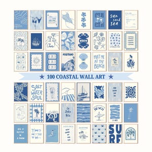 Op de afbeelding: Een verzameling van 100 kustkunstprints in blauw en wit. De prints tonen verschillende strandthema's, waaronder schelpen, zeilboten en tekst zoals "Meet Me at the Beach" en "Surf". De prints zijn gerangschikt in een raster.