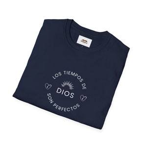 Los Tiempos De Dios Camiseta Softstyle, Ropa Religiosa, Mensajes Religiosos, Ropa Española, Mensajes en Español, Religioso
