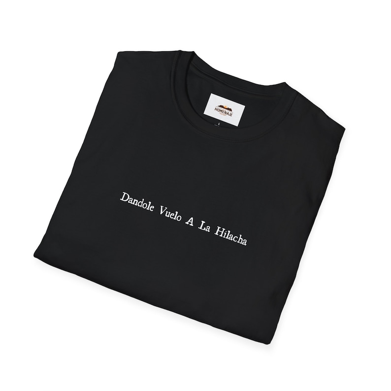 Camiseta española divertida: Dándole Vuelo a la Hilach, refrán mexicano imagen 1
