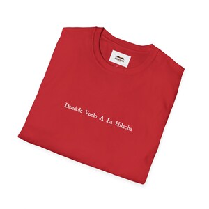 Camiseta española divertida: Dándole Vuelo a la Hilach, refrán mexicano imagen 2