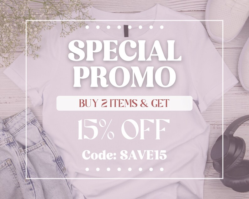 Puede incluir: Una camiseta blanca con el texto "SPECIAL PROMO" en letras blancas grandes y en negrita. Debajo del texto hay un rect&aacute;ngulo blanco m&aacute;s peque&ntilde;o con el texto "BUY 2 ITEMS & GET 15% OFF" en letras marrones. Debajo de eso est&aacute; el texto "Code: SAVE15" en letras marrones.