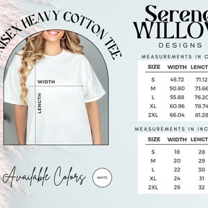 K&ouml;nnte beinhalten: Gr&ouml;&szlig;entabelle f&uuml;r ein Unisex-T-Shirt aus schwerem Baumwollstoff in Zentimetern und Zoll. Die Tabelle zeigt die Breiten- und L&auml;ngenma&szlig;e f&uuml;r die Gr&ouml;&szlig;en S, M, L, XL und 2XL. Das T-Shirt ist in Wei&szlig; erh&auml;ltlich.