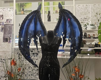 ハロウィンウィング - 悪魔のドラゴンの翼、コスチュームコスプレアクセサリー、青、赤、黒の角のあるコウモリの翼、パーティー、フェスティバル、ショー、写真撮影用